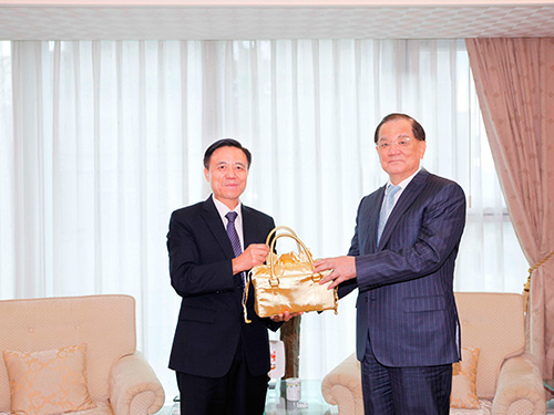 Lien Chan, honorary chairman of the Chinese Kuomintang, presents souvenirs to the seminar