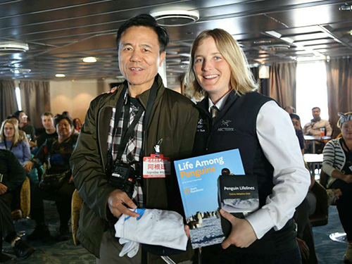 Chairman Gui spent US$2380 on the Antarctic Peninsula Sea Grace to auction his paintings and the love funds will support the protection of the 